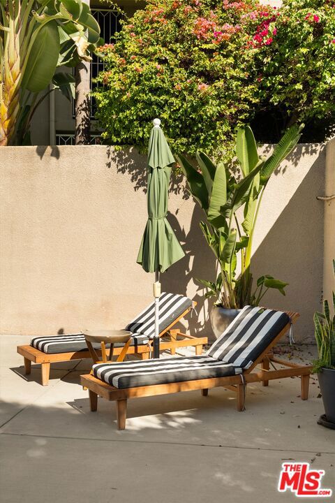 2222 N Beachwood Drive, Los Angeles CA: https://media.crmls.org/mediaz/5c494a48-d69e-40ad-a89e-ae52950adf0e.jpg