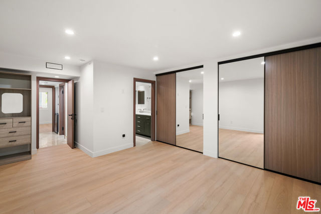 125 W Mountain Street, Glendale CA: https://media.crmls.org/mediaz/5c4959a4-76c7-4df9-809a-6628cfde92ef.jpg