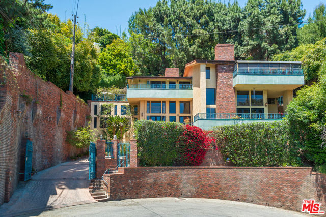 1242 Angelo Drive, Beverly Hills CA: https://media.crmls.org/mediaz/5c4a4633-6428-4e08-a700-ebbceb4b2a2f.jpg