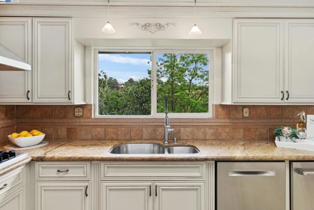 375 Montecillo Dr, Walnut Creek CA: https://media.crmls.org/mediaz/5c4a8a2c-2c72-4d3b-8cc1-52f816f107f2.jpg