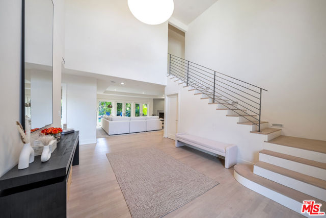 10148 Angelo Circle, Beverly Hills CA: https://media.crmls.org/mediaz/5c4b0953-5d76-4e93-afdd-f5c2e202842f.jpg