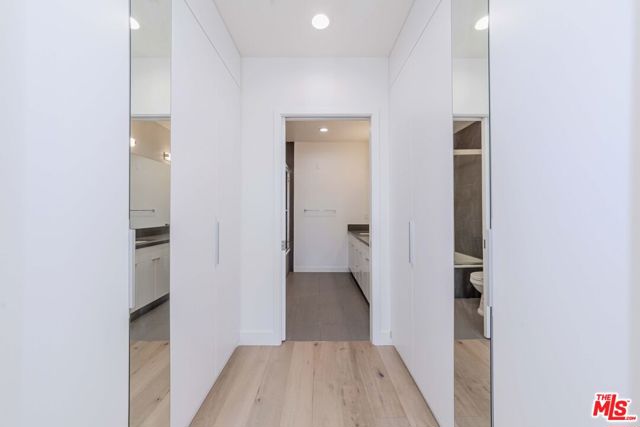 105 S Mariposa Avenue, Los Angeles CA: https://media.crmls.org/mediaz/5c4b8f0a-bb02-403b-bde6-9b137a9e6673.jpg