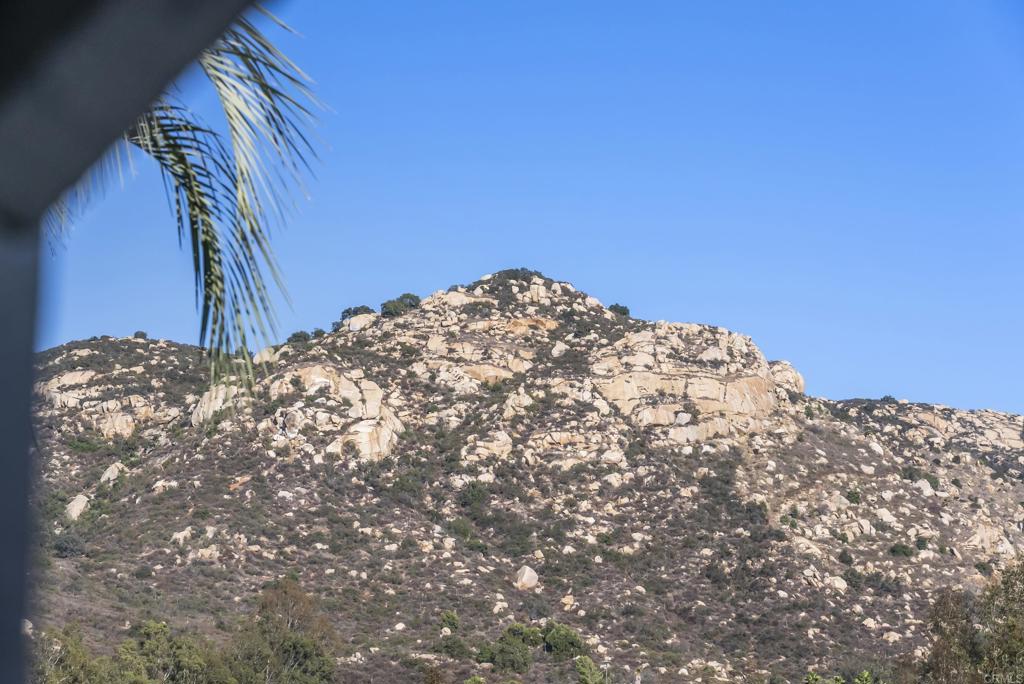 https://media.crmls.org/mediaz/5c4b9323-87ea-4897-9673-efdf81799fb2.jpg?preset=X-Large
