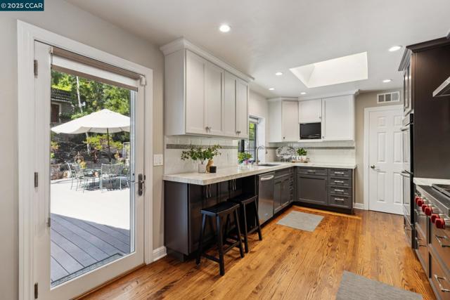 3081 Walnut Blvd, Walnut Creek CA: https://media.crmls.org/mediaz/5c4e227d-aecc-42c3-8bbd-a7e3c22d2e40.jpg