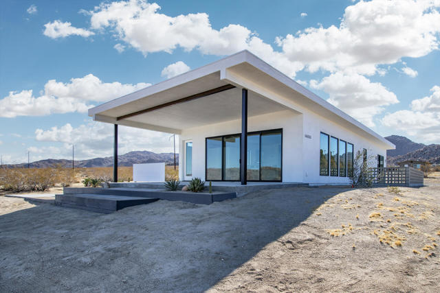 66050 Cottonwood Drive, Joshua Tree CA: https://media.crmls.org/mediaz/5c4e3e19-a947-4049-9a7f-ffaa4081baaf.jpg