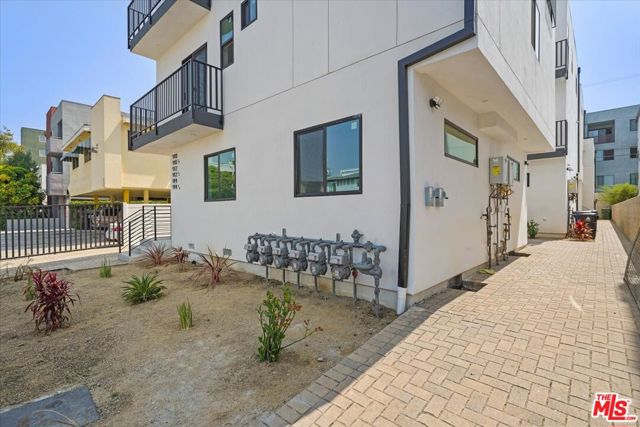 910 N Hudson Avenue, Los Angeles CA: https://media.crmls.org/mediaz/5c4e5473-b191-445a-9426-213110671216.jpg