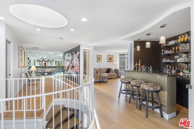 16894 Encino Hills Drive, Encino CA: https://media.crmls.org/mediaz/5c4e8aed-500b-43cc-bc01-6652f2f3302f.jpg