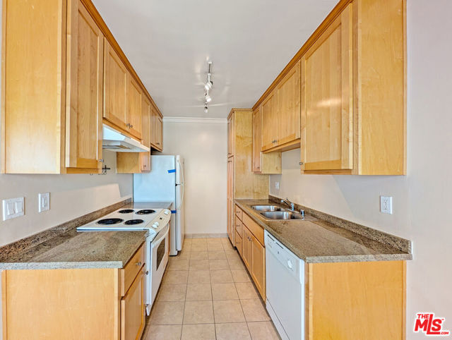 1538 11th Street, Santa Monica CA: https://media.crmls.org/mediaz/5c4ee395-f2af-4e46-8591-65cc3f7d6e5e.jpg