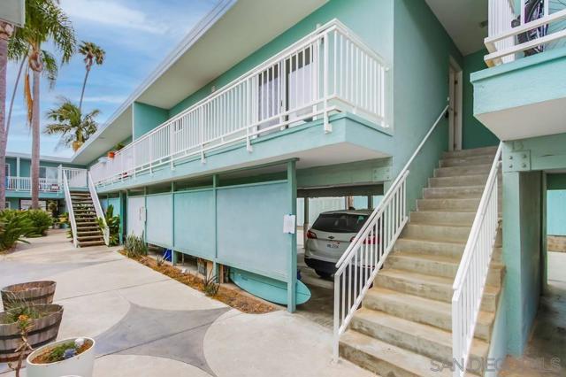 2020 Diamond St, San Diego CA: https://media.crmls.org/mediaz/5c4f20f4-9b3d-4693-935d-199734a0cb9b.jpg
