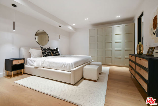112 S Valley Street, Toluca Lake CA: https://media.crmls.org/mediaz/5c501a26-bbde-4fc8-b9e8-ec97cafda915.jpg