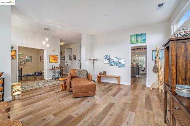 139 Pippin Dr, Brentwood CA: https://media.crmls.org/mediaz/5c50289a-0b5b-4a2f-8853-953be3223742.jpg