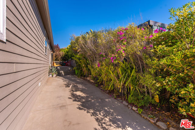 29500 Heathercliff Road, Malibu CA: https://media.crmls.org/mediaz/5c510806-323f-439f-8e93-20c506d876f1.jpg