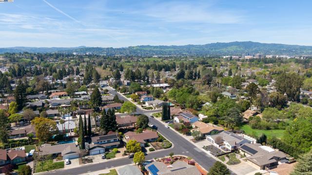 310 Trestle Glen Ct, Walnut Creek CA: https://media.crmls.org/mediaz/5c51c8c8-3341-47f3-98a5-cf4f9c014a0c.jpg