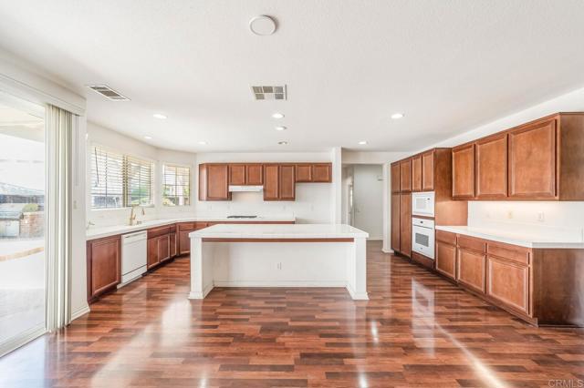 41013 Sunsprite St, Lake Elsinore CA: https://media.crmls.org/mediaz/5c51e17d-607b-4ff2-b1a7-6a9b831f548d.jpg