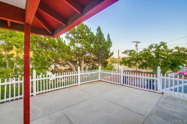 444 Victoria Place, Vista CA: https://media.crmls.org/mediaz/5c52c2d7-ec6d-4bdc-a4f9-084ae46da76c.jpg