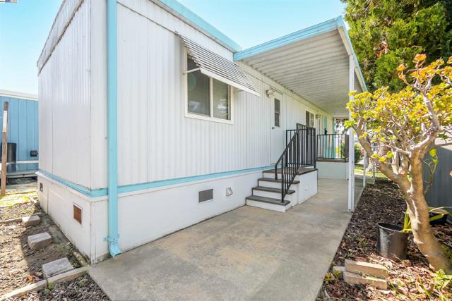 17754 Meekland Ave, Hayward CA: https://media.crmls.org/mediaz/5c530e33-a3b8-4778-9acf-f25d8b4023fd.jpg