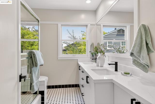 2773 Argyle Street, Oakland CA: https://media.crmls.org/mediaz/5c540ba3-e15c-4125-91ce-85818ae4791d.jpg