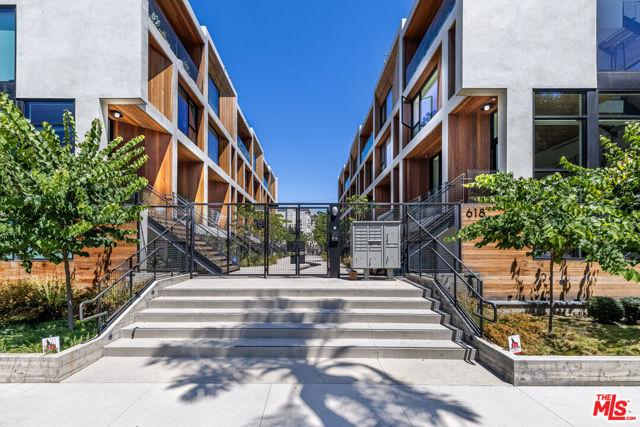 610 S Van Ness Avenue, Los Angeles CA: https://media.crmls.org/mediaz/5c5561b3-54b6-46d6-acc4-4380a1fb38e3.jpg