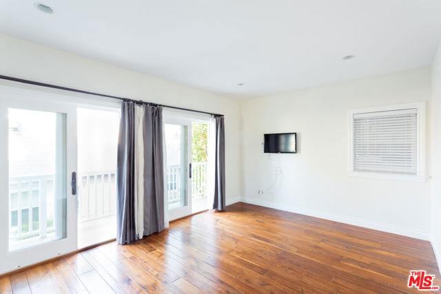 702 Pacific Ave., Venice CA: https://media.crmls.org/mediaz/5c559e64-c9c3-447f-b310-a5a0483da540.jpg