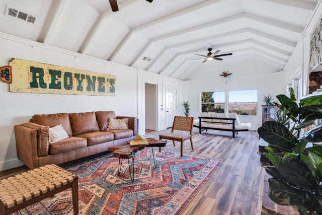 59800 Onaga Trail, Joshua Tree CA: https://media.crmls.org/mediaz/5c574c54-a88c-4242-9c86-6c5450d5da0d.jpg