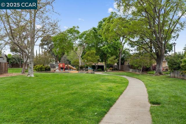 4672 N Larwin Ave, Concord CA: https://media.crmls.org/mediaz/5c575991-b40e-468c-b762-8e2d660d1af8.jpg