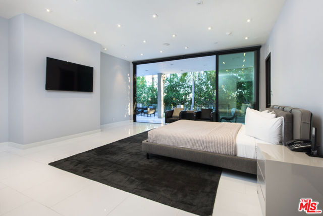 900 N HILLCREST Road, Beverly Hills CA: https://media.crmls.org/mediaz/5c591499-9ce7-4247-8ab1-3a37935de49b.jpg