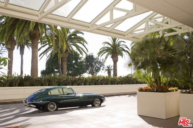 1221 W OCEAN Avenue, Santa Monica CA: https://media.crmls.org/mediaz/5c591f91-f1b0-4f47-8101-9b5b5b7d52dc.jpg