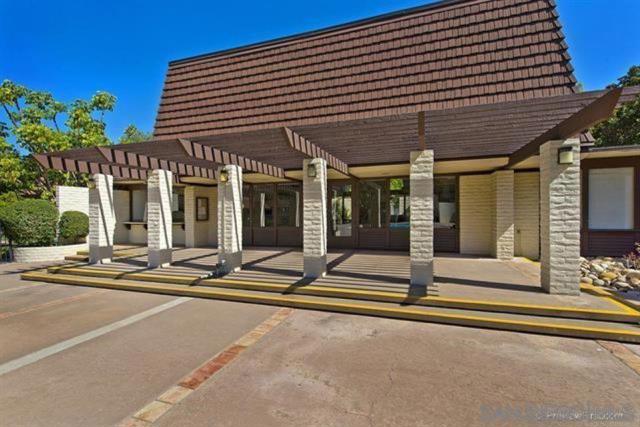 4402 Collwood Ln, San Diego CA: https://media.crmls.org/mediaz/5c59cbef-76d7-42cc-a33f-7c64990f4e3e.jpg