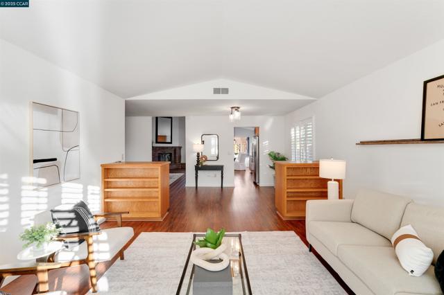 1438 Landahl Ct, Benicia CA: https://media.crmls.org/mediaz/5c59cc26-11c6-442d-9fb1-f5ba4975223d.jpg