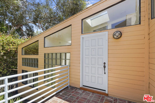 28828 Selfridge Dr, Malibu CA: https://media.crmls.org/mediaz/5c5ad6d6-747d-4070-a9f2-bdde7f088e92.jpg