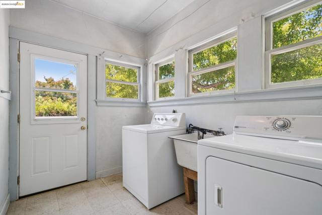 1239 Carleton St, Berkeley CA: https://media.crmls.org/mediaz/5c5b0e0f-b6aa-4efd-9017-06960d7b5917.jpg