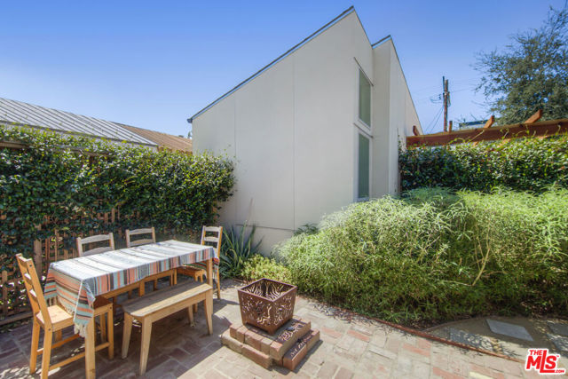 4989 Vincent Avenue, Los Angeles CA: https://media.crmls.org/mediaz/5c5b6883-dcdb-419f-800a-a228c7da9a59.jpg