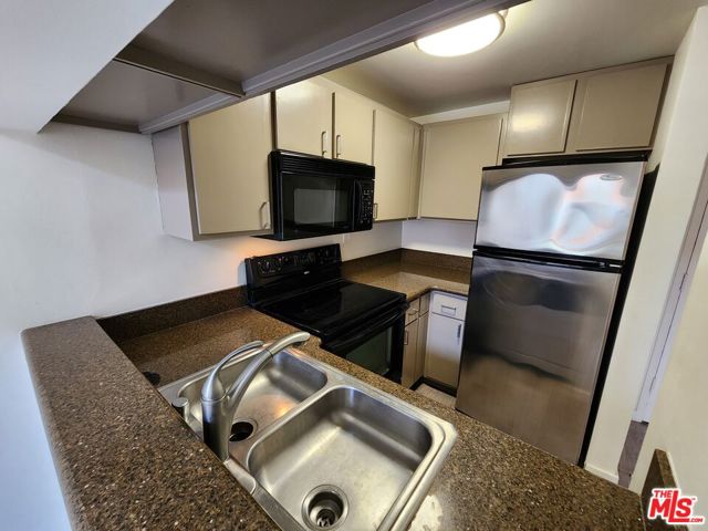 1440 Veteran Avenue, Los Angeles CA: https://media.crmls.org/mediaz/5c5b6c70-7159-429f-af8a-f04199f675f1.jpg