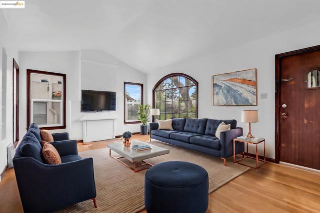 2340 Virginia St, Berkeley CA: https://media.crmls.org/mediaz/5c5c64e2-a3fd-4031-b192-424f67fdba0a.jpg
