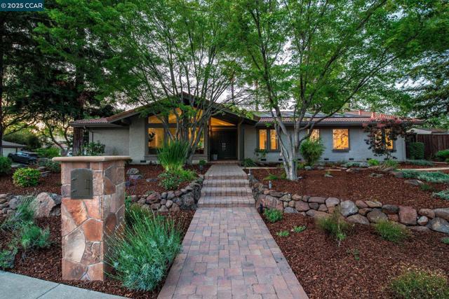 3180 Arbolado Dr, Walnut Creek CA: https://media.crmls.org/mediaz/5c5c77ea-e3e6-4db7-9d7b-0b1063763bab.jpg