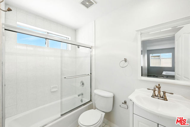 1211 S Shenandoah Street, Los Angeles CA: https://media.crmls.org/mediaz/5c5cdbc1-c88c-43a1-9e9b-0fc758ed927d.jpg