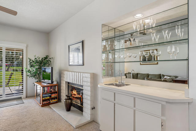 280 Vista Royale W Circle, Palm Desert CA: https://media.crmls.org/mediaz/5c5d8f43-ca31-43be-84a5-a167fec9261a.jpg
