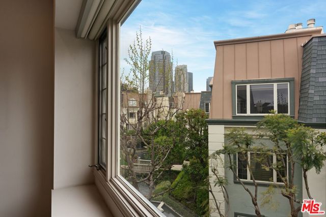 10106 Empyrean Way, Los Angeles CA: https://media.crmls.org/mediaz/5c5d9d6f-b93d-4743-9e57-0d1cdda06e8e.jpg