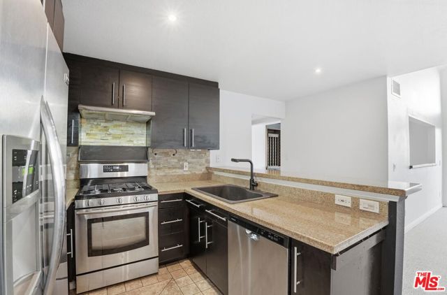 5530 Owensmouth Avenue, Woodland Hills CA: https://media.crmls.org/mediaz/5c5df44a-7567-4ff8-8896-1b35c86f2b3c.jpg