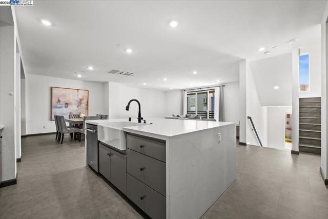 5483 Melissa Ln, Dublin CA: https://media.crmls.org/mediaz/5c5e27b8-022d-4f21-8470-0645a405f408.jpg