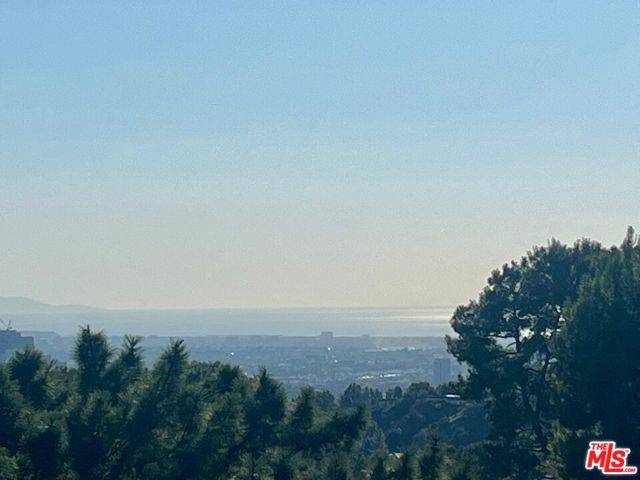 2252 Gloaming Way, Beverly Hills CA: https://media.crmls.org/mediaz/5c5e8148-13ce-4310-907d-78fef52310d7.jpg