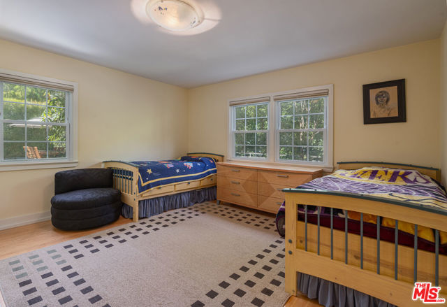 13477 Contour Drive, Sherman Oaks CA: https://media.crmls.org/mediaz/5c5e83a5-a4b1-44f1-84c8-129c074497a5.jpg