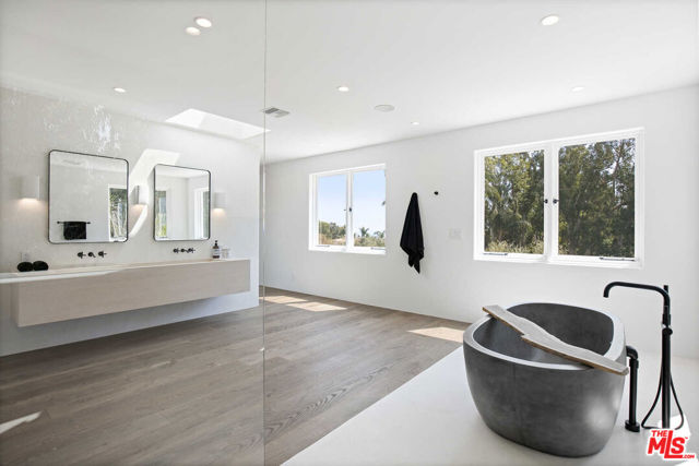 27405 Pacific Coast Highway, Malibu CA: https://media.crmls.org/mediaz/5c5f6cc1-8be6-46ba-bb64-af021cb91c35.jpg