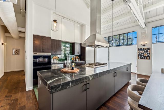 311 4th St, Oakland CA: https://media.crmls.org/mediaz/5c5f9bba-ae78-478b-a758-1ee1e42fba21.jpg