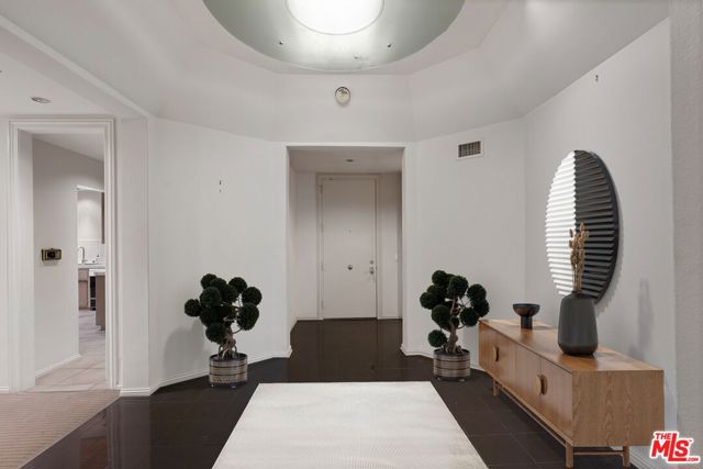 10106 Empyrean Way, Los Angeles CA: https://media.crmls.org/mediaz/5c60ab74-3aa6-4365-8b44-9376a4da433e.jpg