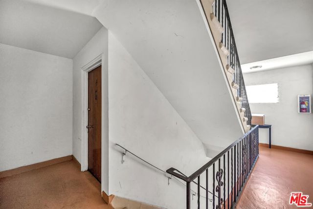 1050 N Laurel Avenue, West Hollywood CA: https://media.crmls.org/mediaz/5c61d82c-cafe-4cd9-9e81-5ba447d4b866.jpg