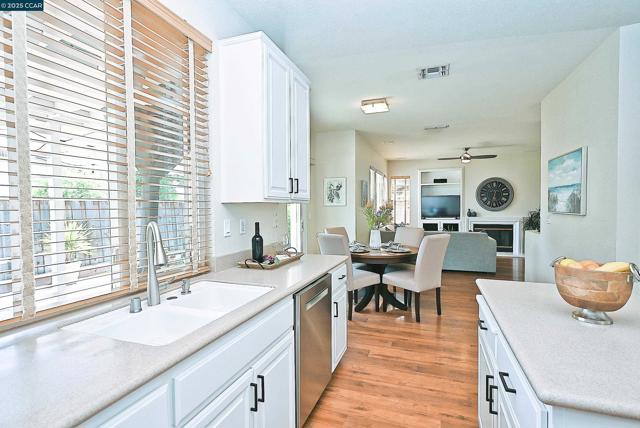 663 Greylyn Dr, San Ramon CA: https://media.crmls.org/mediaz/5c62b8ff-1824-4d23-a496-0de7e8016d81.jpg