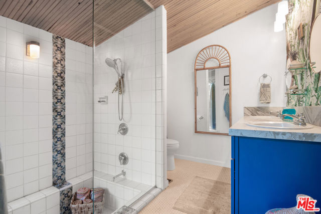 886 Camino Colibri, Calabasas CA: https://media.crmls.org/mediaz/5c62e231-e8c3-438a-b91c-d33033360478.jpg