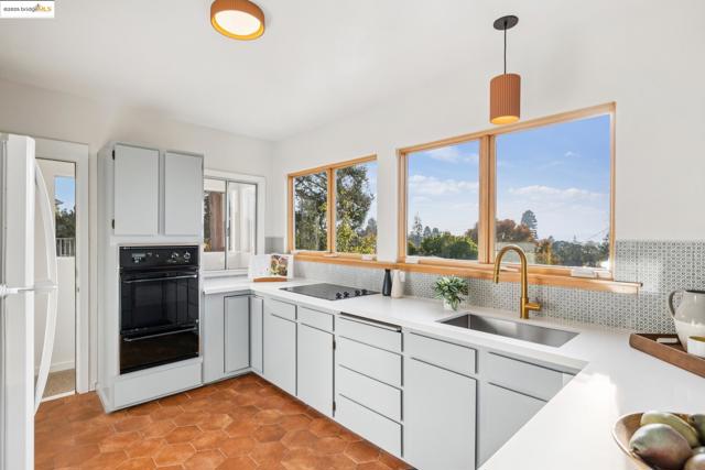 608 Colusa Ave, Berkeley CA: https://media.crmls.org/mediaz/5c62ef22-4eb6-447c-a9b1-d467d37962c2.jpg