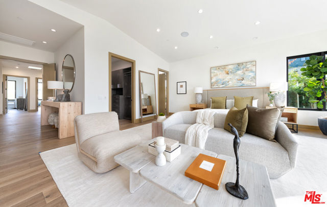 9153 Janice Place, Beverly Hills CA: https://media.crmls.org/mediaz/5c63af48-fa53-40a3-87a1-6617ba92c495.jpg